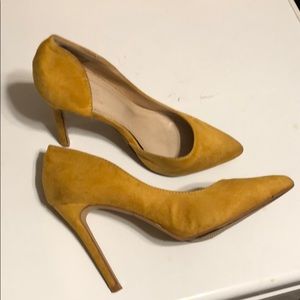 Bold yellow pumps!
